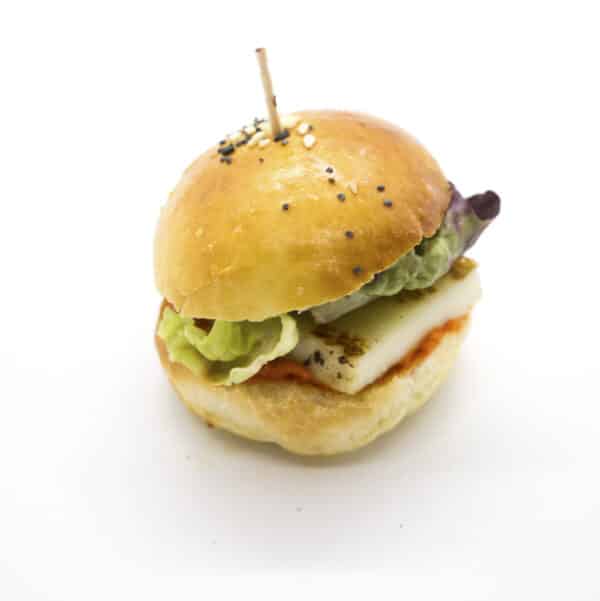 Mini-burger halloumi, tapenade et houmous poivron