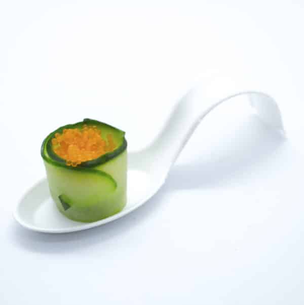 Rouleaux de concombre, crème et oeufs tobiko